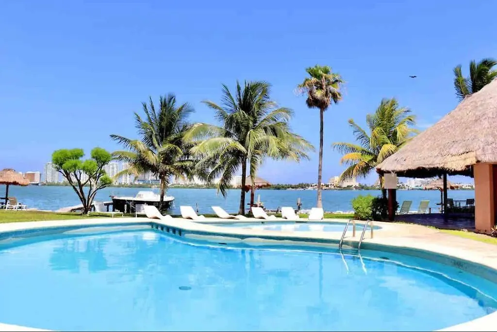 Lagoon-Front House In Hotel Zone Central Location With Easy Access To Top Attractions Канкун