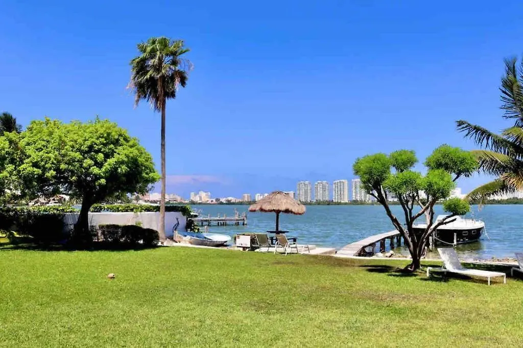 Lagoon-Front House In Hotel Zone Central Location With Easy Access To Top Attractions Канкун 0*,  Мексика